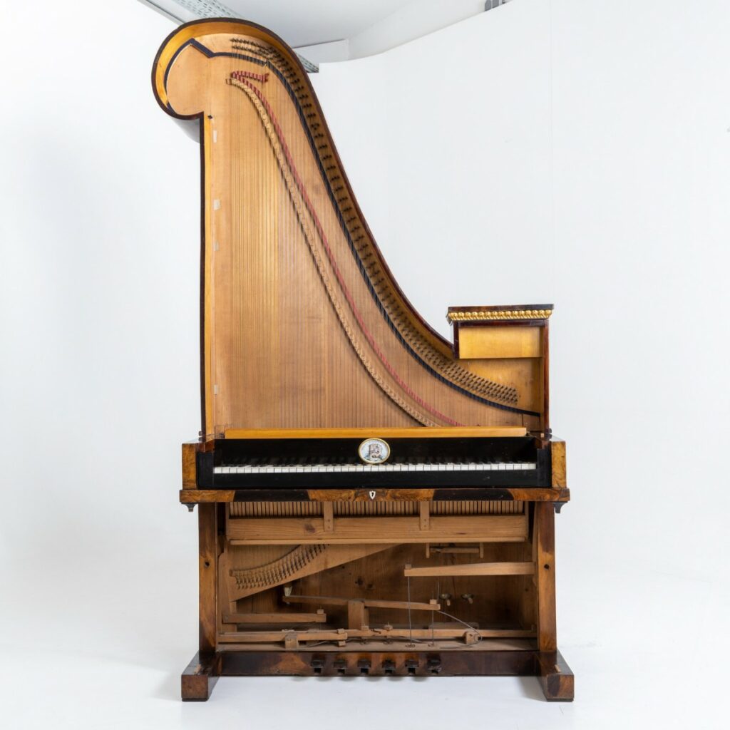 intérieur piano droit girafe